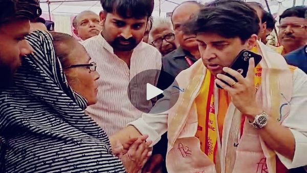 सिंधिया के कार्यक्रम में रोते हुई पहुंची बुजुर्ग महिला, केंद्रीय मंत्री ने तुरंत एम्स के डॉक्टर को किया फोन