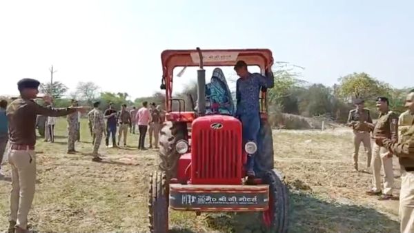 Gwalior News: ग्वालियर में ट्रैक्टर लेकर निकाली महिलाएं, बहुओं को घूंघट में फर्राटे भरते देख दंग रह गए लोग