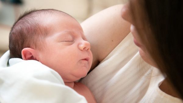 क्या आप भी लगातार बच्चे को पिलाती हैं पाउडर मिल्क? जानें इसके नुकसान और ब्रेस्ट मिल्क के फायदे....