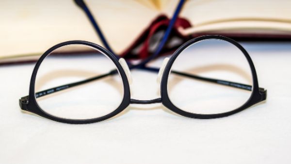 लगातार कम हो रही है आंखों की रोशनी तो अपनाएं ये उपाय, इन बातों का जरूर रखें ख्याल