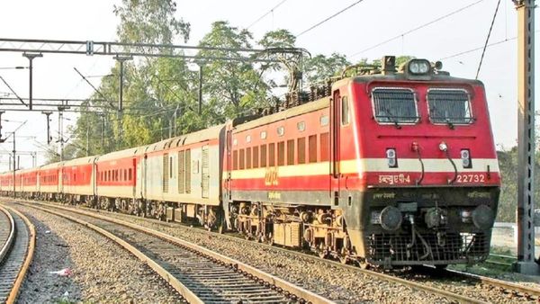 मां शारदा के दर्शन करने वाले श्रद्धालुओं को रेलवे की सौगात, मैहर स्‍टेशन पर 5 मिनट रुकेंगी 15 ट्रेनें