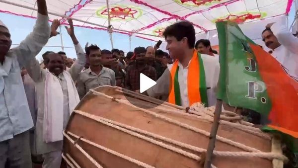 MP Scindia News: सुअटोर पहुंचे मंत्री ज्योतिरादित्य सिंधिया ने आदिवासियों के बीच बजाया ढ़ोल, डांस भी किया