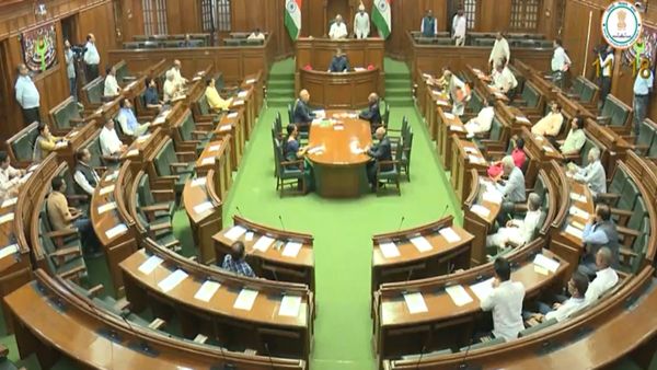 दिल्‍ली विधानसभा में भाजपा विधायकों ने किया हंगामा, AAP ने की माफी मांगने की मांग