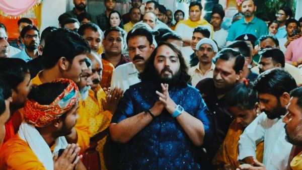 Anant Ambani: राधिका मर्चेंट संग शादी करने से पहले मां पीताबंरा की शरण में पहुंचे अनंत अंबानी, लिया आशीर्वाद