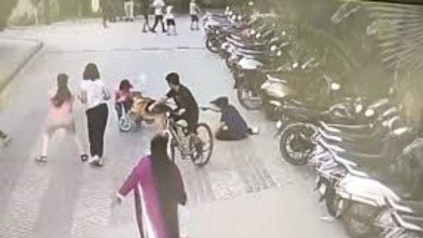 गाजियाबाद में जर्मन शैफर्ड नस्ल के कुत्ते ने 6 साल की बच्ची पर किया हमला, बाल-बाल बची जान