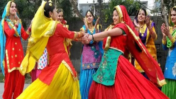 Happy Baisakhi 2024 Wishes: 'वाहे गुरु की कृपा...', बैसाखी के खास मौकों पर अपनों के भेजें ये स्पेशल संदेश