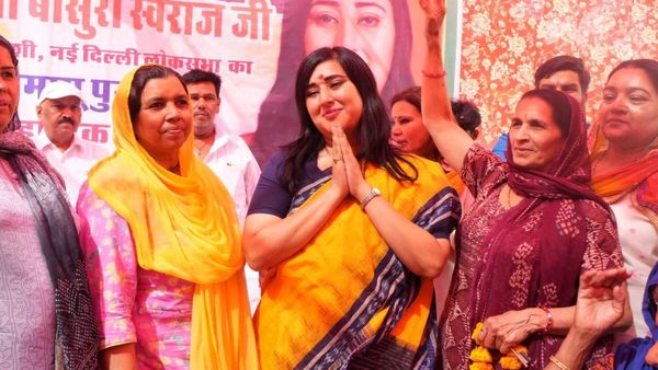 Bansuri Swaraj: चुनाव प्रचार के दौरान घायल बांसुरी स्वराज, आंख में लगी चोट, फिर भी जनसंपर्क में जुटी