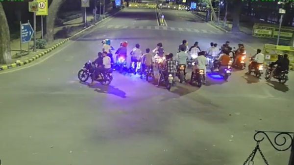 Delhi: बिना हेलमेट रील शूट करने निकले बाइक सवार, पुलिस ने सबको किया गिरफ्तार, 28 बाइक सीज