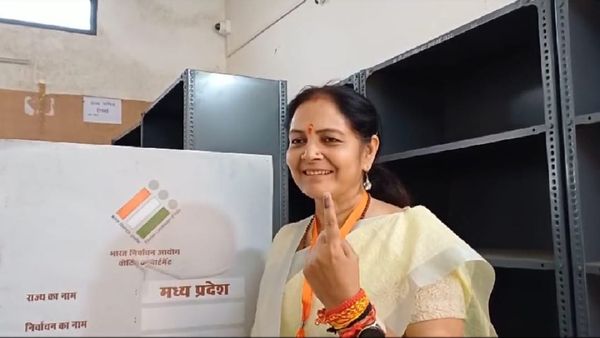 Lok Sabha Chunav: वोटिंग से पहले भगवान हनुमान की शरण में पहुंची भारती, पूरे परिवार के साथ दिया वोट