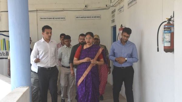 CG: सीईओ रीना कंगाले पहुंची दंतेवाड़ा,स्ट्रांगरूम एवं मतगणना केन्द्र का किया निरीक्षण