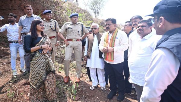 CG: कुम्हारी हादसे प्रभावितों के परिजनों को मिलेगी हर संभव सहायता, डिप्टी सीएम विजय शर्मा ने किया वादा