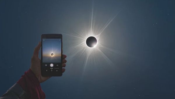Surya Grahan 2024: सूर्य ग्रहण पर भूलकर भी ना करें यह काम, NASA ने मोबाइल यूजर्स के लिए जारी की वार्निंग