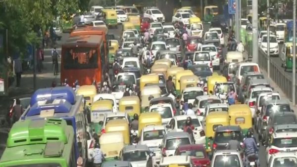 दिल्ली में हरियाणा जैसा सड़क हादसा, बच्चों से भरी स्कूल बस स्कूटी और ऑटो से टकराई, एक ही मौत