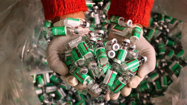 आपने भी लिया था कोविशील्ड वैक्सीन? क्या आपको भी डरना चाहिए, जानें क्या कहते हैं विशेषज्ञ?