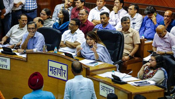 Delhi Mayor Election: दिल्ली में 26 अप्रैल को मेयर-डिप्टी मेयर का चुनाव, LG के फैसले के बाद आज स्थिति होगी साफ