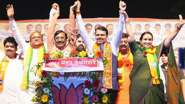 लोकसभा चुनाव: देवेंद्र फडणवीस का हमला- कांग्रेस आदिवासियों को मोहरा बनाना चाहती है