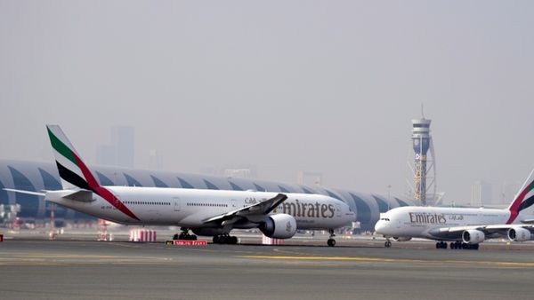 UAE में भारी बारिश का अलर्ट, दुबई एयरपोर्ट पर विमान डायवर्ट