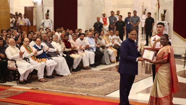 Fact Check : पी. वी. नरसिम्हा राव को भारत रत्न मिलने पर खड़गे ने नहीं बजाई ताली? वायरल तस्वीर का सच जानिए