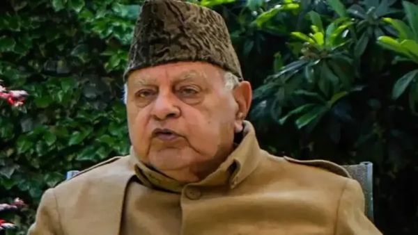 Farooq Abdullah: भजन गाकर इमेज बदल रहे फारूक अब्दुल्ला, पहले हिंदू धर्म पर करते थे घृणित टिप्पणियां