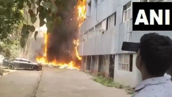 UP News: लखनऊ में गोखले भवन के खनिज भवन में लगी भीषण आग, अहम दस्तावेज जलकर राख, Video