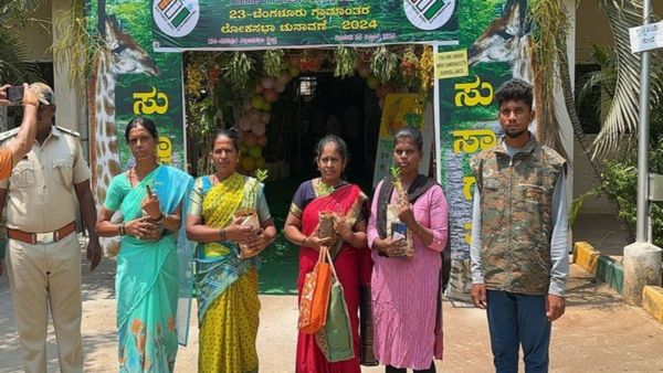 लोकतंत्र के साथ पर्यावरण का भी ख्याल... कर्नाटक में पोलिंग बूथ पर वोटिंग के बाद गिफ्ट में दिए जा रहे पौधे