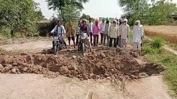 Gwalior: दबंगों ने बुलडोजर से उखाड़ दी 9 गांव को जोड़ने वाली सड़क, ग्रामीणों ने लोकसभा चुनाव का किया बहिष्कार