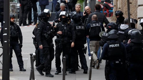 पेरिस में ईरानी कॉन्सुलेट में घुसा शख्स गिरफ्तार, खुद को उड़ा लेने की दे रहा था धमकी