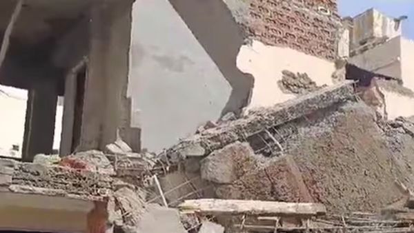 Jaipur: परकोटे में बहुमंजिला इमारत की छत गिरी, दूसरी मंजिल पर काम कर रहे 5 मजदूर मलबे में दबे