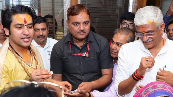 Jodhpur Seat: बागेश्‍वर बाबा ने निकाली जोधपुर सीट की पर्ची, जीतने वाले का नाम सुनकर चौंक जाओगे