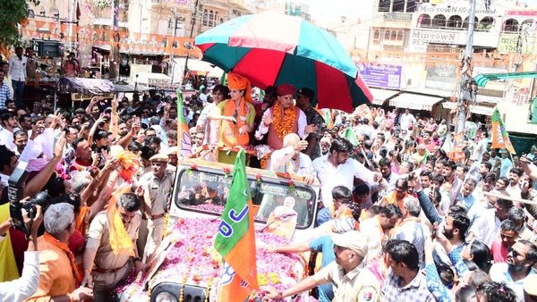 Lok Sabha Election 2024: राजस्‍थान में कंगना ने छतरी की छांव में किया रोड शो, गन्‍ने का जूस पीने रुके CM शर्मा