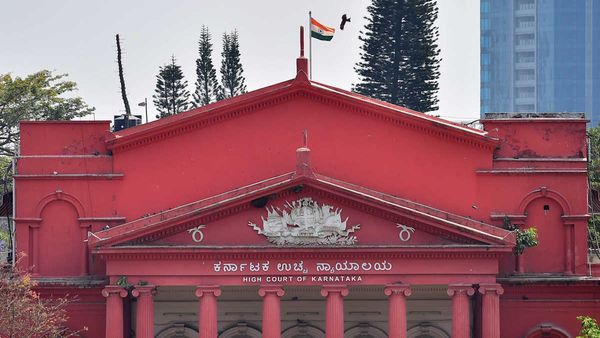 कर्नाटक हाईकोर्ट में फाइलों के साथ एंट्री, फिर जज के सामने रेत डाला खुद का गला, क्या है पूरा मामला