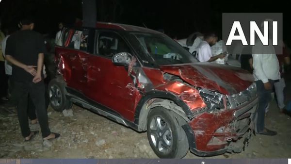 Maharashtra: महाराष्ट्र में बड़ा सड़क हादसा, तेज रफ्तार कंटेनर ने रौंद डाली 9 कारें, एंबुलेंस, बाइक, 4 घायल