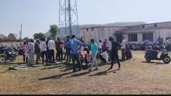 siddhi news: इस गांव में लोगों ने लोकसभा चुनाव का बहिष्कार किया, अभी तक एक भी वोट नहीं डाला गया