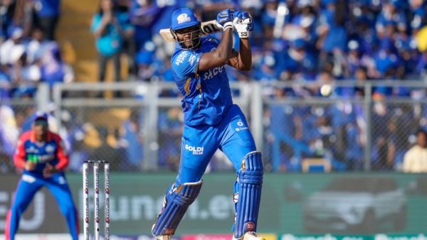 MI vs DC: रोमारियो शेफर्ड ने अंतिम ओवर में जड़े 32 रन, मुंबई के फैन्स ने सलाम ठोक कहा ये है पागलपंती