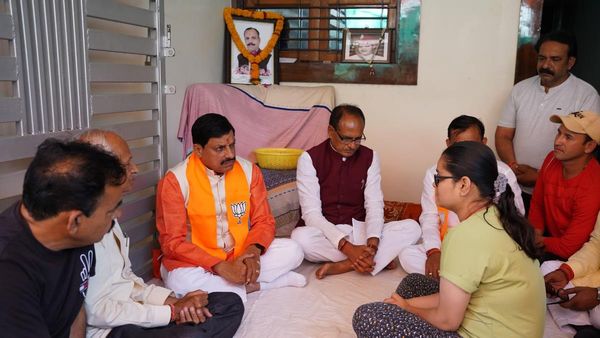 आनंद रघुवंशी के घर पहुंचे CM मोहन यादव, शोक संतप्त परिवार को दिया सांत्वना