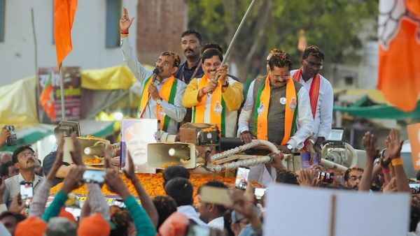 खजुराहो में CM मोहन यादव ने किया रोड शो, कहा- कांग्रेस तो मैदान छोड़कर भाग खड़ी हुई
