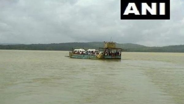 Mozambique: मोजांबिक में हैजा फैलने के बाद लोगों को ले जा रही नाव समुद्र में पलटी, 94 की मौत