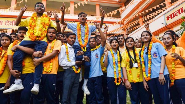 MP Board 10th-12th Result: MP बोर्ड का रिजल्ट घोषित, 10वीं में अनुष्का तो 12वीं में अंशिका और मुस्कान टॉपर