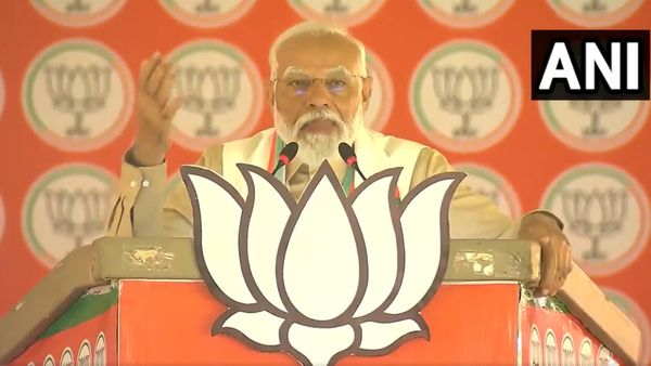 बालाघाट में PM नरेंद्र मोदी ने कांग्रेस को लिया आड़े हाथ , कहा-'वो भाजपा से नहीं, एक-दूसरे से लड़ रहे'