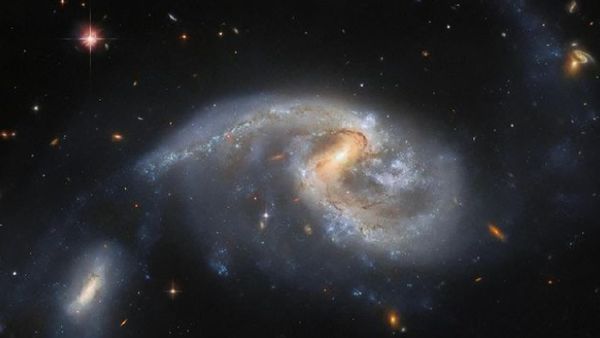 NASA के हबल टेलीस्कोप में कैद अंतरिक्ष का अद्भुत नजारा, देखिए दो आकाशगंगाओं की चौंकाने वाली तस्वीर