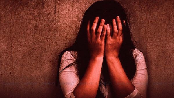 देर रात प्रेमिका से मिलने पहुंचे प्रेमी को ग्रामीणों ने कमरे में बंद कर दे दी पुलिस को सूचना, फिर हुआ कुछ  ऐसा