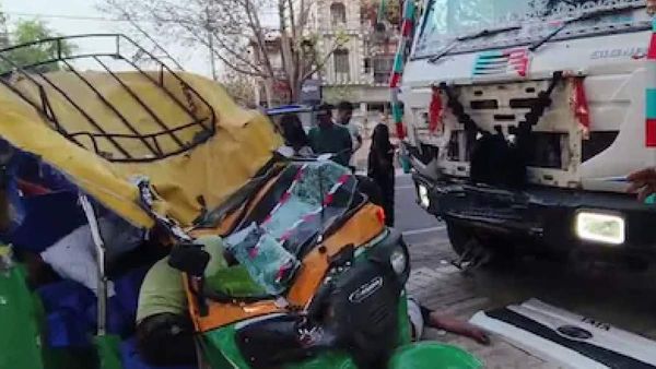 UP News: चित्रकूट में तेज रफ्तार डंपर ने ऑटो ई-रिक्शा को मारी टक्कर, 5 की मौत