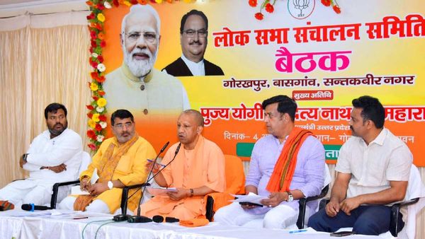 चुनाव और युद्ध को कभी नहीं समझें आसान, इसी के अनुरूप बनाएं रणनीति : सीएम योगी