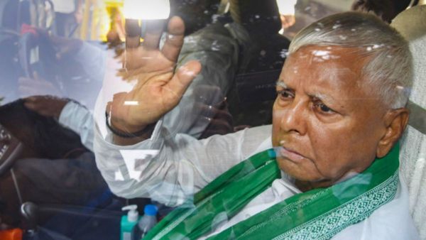 Lalu Prasad Yadav: मैदान में नहीं उतरे, फिर भी इस चुनाव के बड़े खिलाड़ी हैं लालू यादव