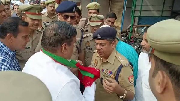 Bagpat News: मस्जिद के बाहर खड़े होकर सपा नेता कर रहे थे यह काम, एएसपी ने इस वजह से लगाई फटकार