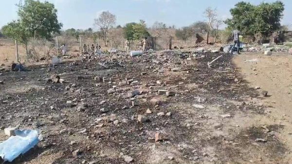 Indore News: पटाखा फैक्ट्री में हुआ जोरदार विस्फोट, मजदूरों के हाल बेहाल हुए