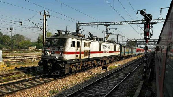 Indian Railway: गोरखपुर-सीवान सहित ये ट्रेनें रहेंगी निरस्त, नई दिल्ली-दरभंगा स्पेशल ट्रेन का बदला मार्ग