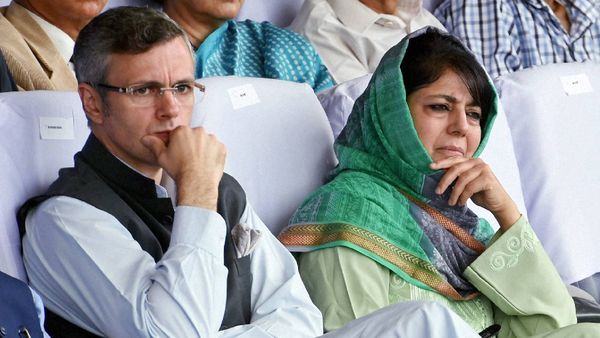 Lok Sabha Chunav 2024: उमर, महबूबा ने किस मुद्दे पर मिलाया हाथ? एक सुर में चुनाव आयोग से की अपील