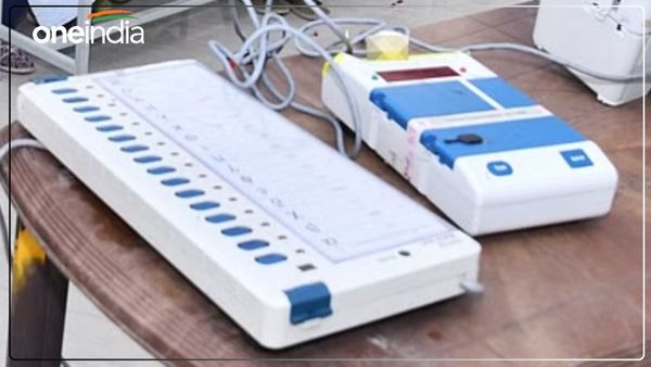 UP News: वोटिंग के दौरान चुपके से स्मार्टफोन लेकर बूथ में घुसे दो युवक, किया कुछ ऐसा, दर्ज हो गया मुकदमा