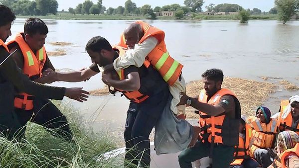 Pakistan Rain: पाकिस्तान में भारी बारिश ने मचाई तबाही.. अब तक 63 लोगों की मौत, सैकड़ों लोग लापता
